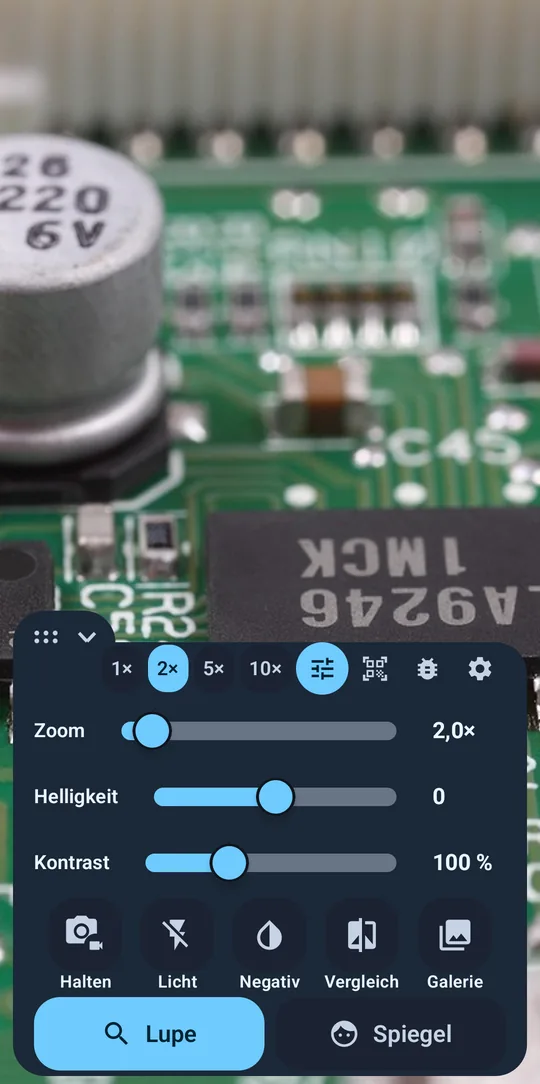 Regler für Zoom, Helligkeit und Kontrast über dem Bedienfeld